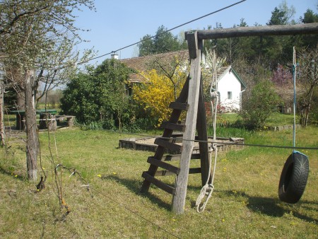 Ha a kert felől megyünk a házakhoz...