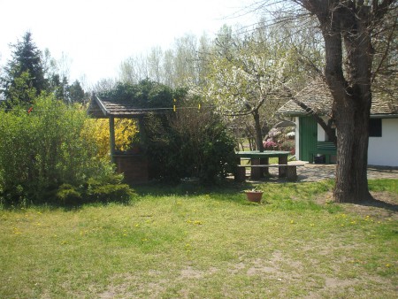 Tavasz látkép (a körasztal az egyik kedvenc helyünk)